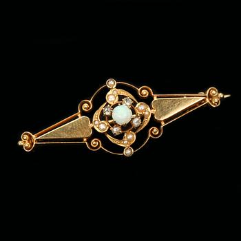 BROSCH, 18 k guld med opal, pärlor samt diamanter. Stämplad "EM", 1897. Vikt ca 3,8 g.