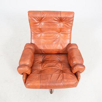 A 1970/80s leather swivel chair.