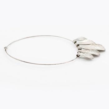 Necklace with leaf-shaped pendant, silver.