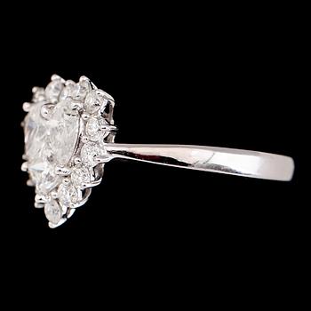 RING, 18K vitguld, diamanter tot ca 1.37 ct. Vikt ca 3 g.