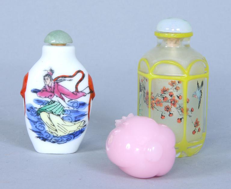 SNUSFLASKOR, 3 st, glas och porslin, Kina, 1900-tal.