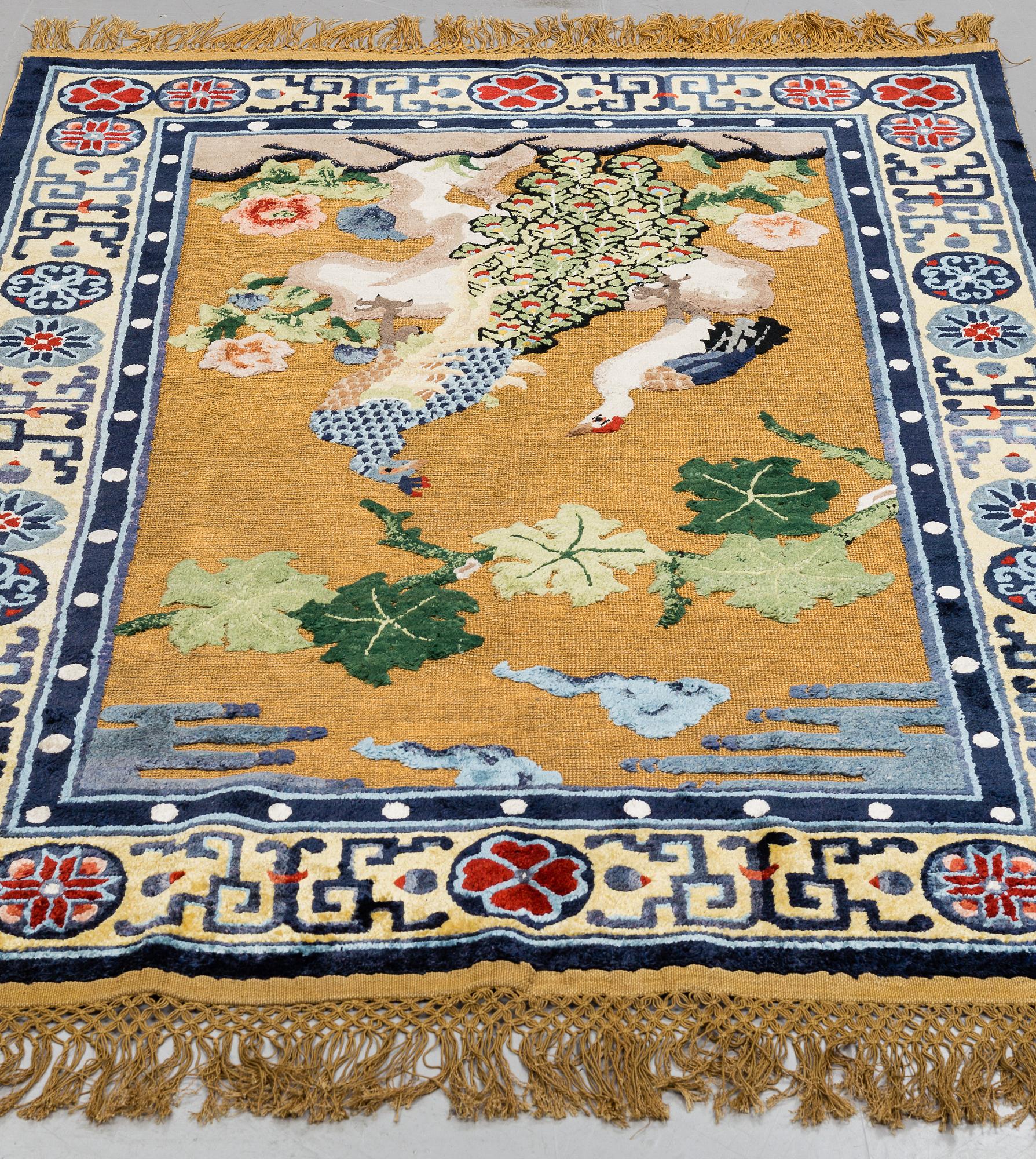 MATTO,  a semi-antique/an old silk China figural relief, ca 176-177 x 121,5-125,5 cm.