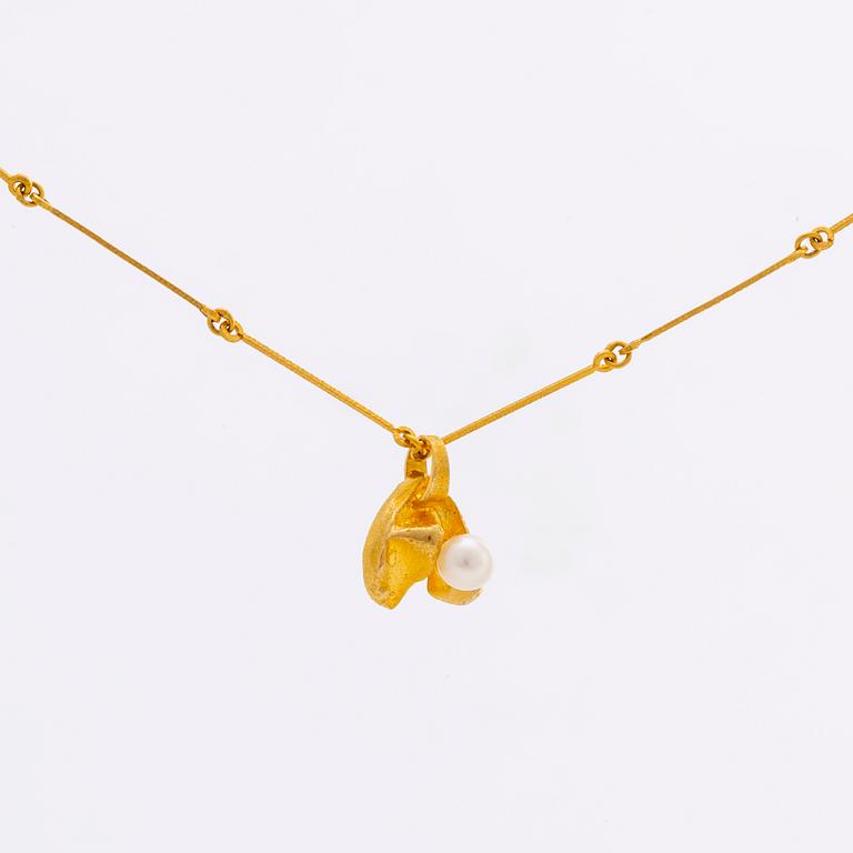LAPPONIA hänge med kedja 18K guld 1 odlad pärla ca 5 mm, längd ca 45 cm.