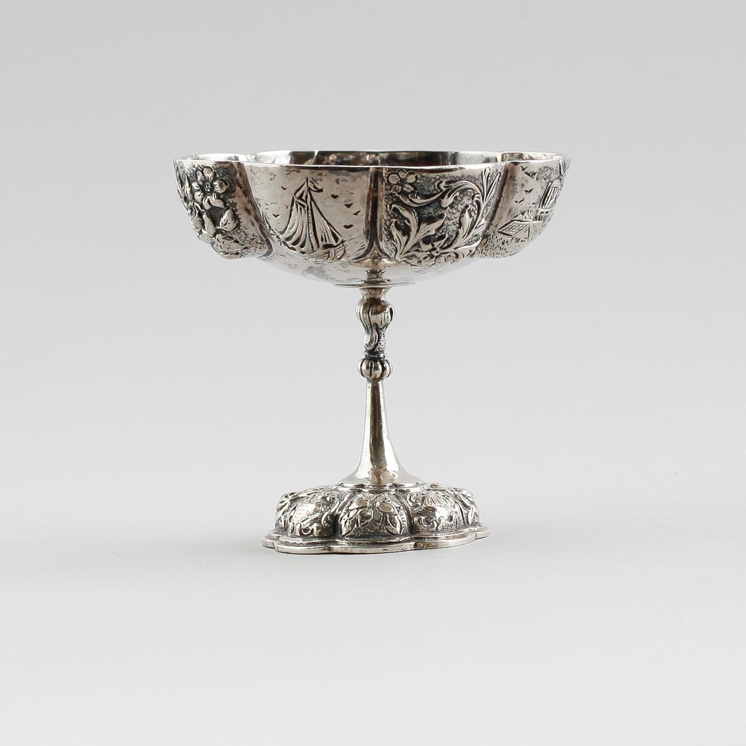 SKÅL på fot, silver, Nederländerna, 1800-/1900-tal. Vikt ca 120 gram.