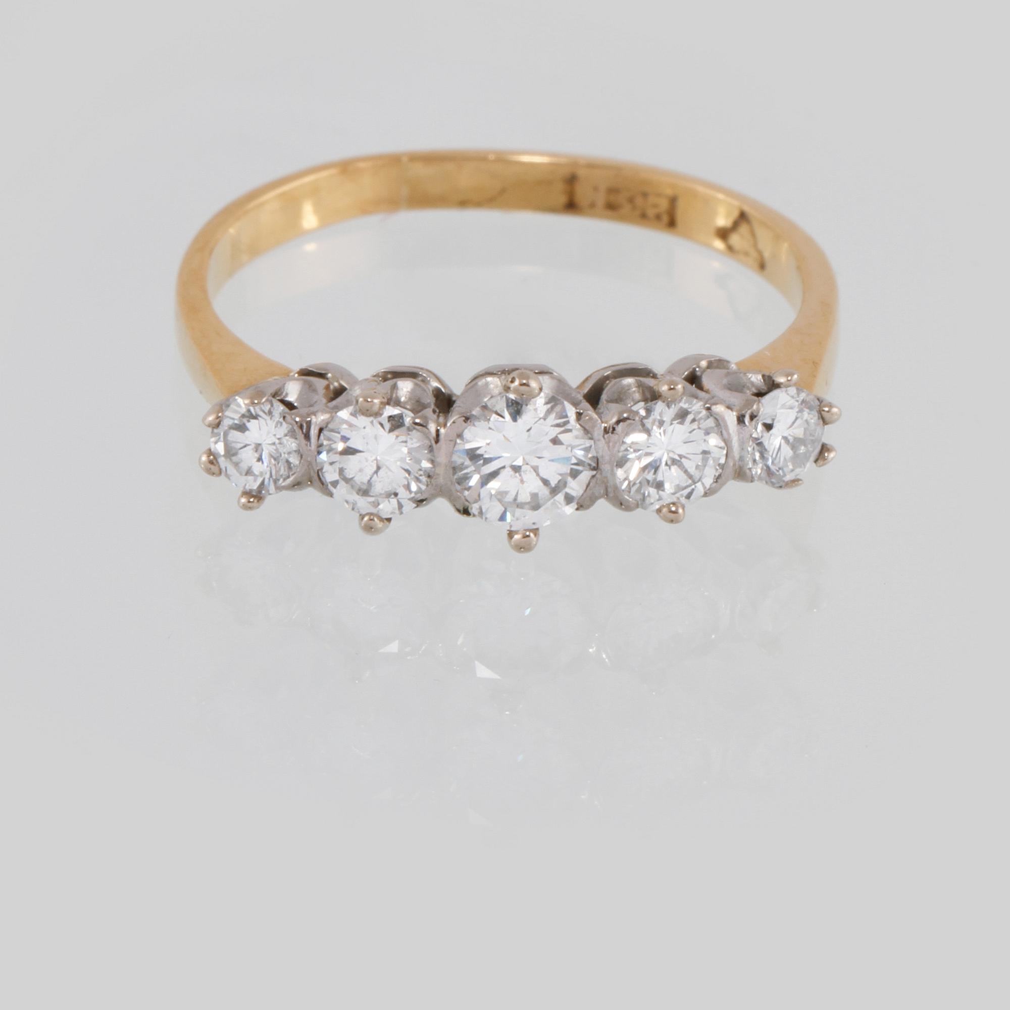RING, 23K guld med 5 briljantslipade diamanter 0.71 ct. Vikt 2,6 gram.
