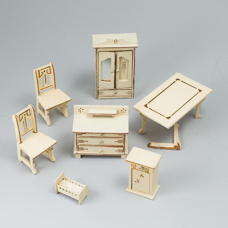 Dollhouse furniture and accessories. Early 20th century..
