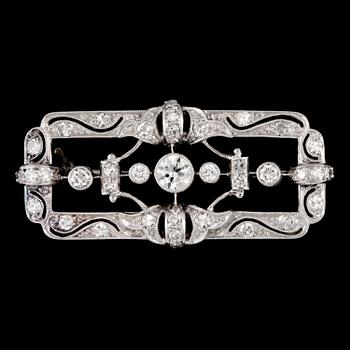 147. BROSCH, platina med briljantslipade diamanter totalt ca 0.39 ct samt mindre åttkantslipade. Tillverkad av C.G Hallberg.