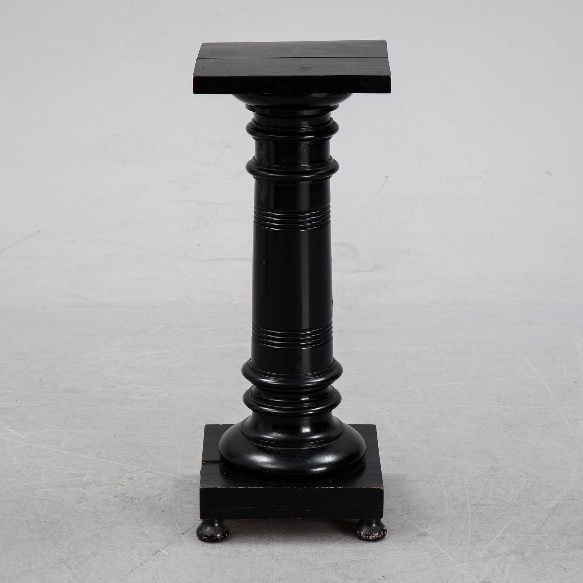 A painted pedestal, end of the 19th Century.