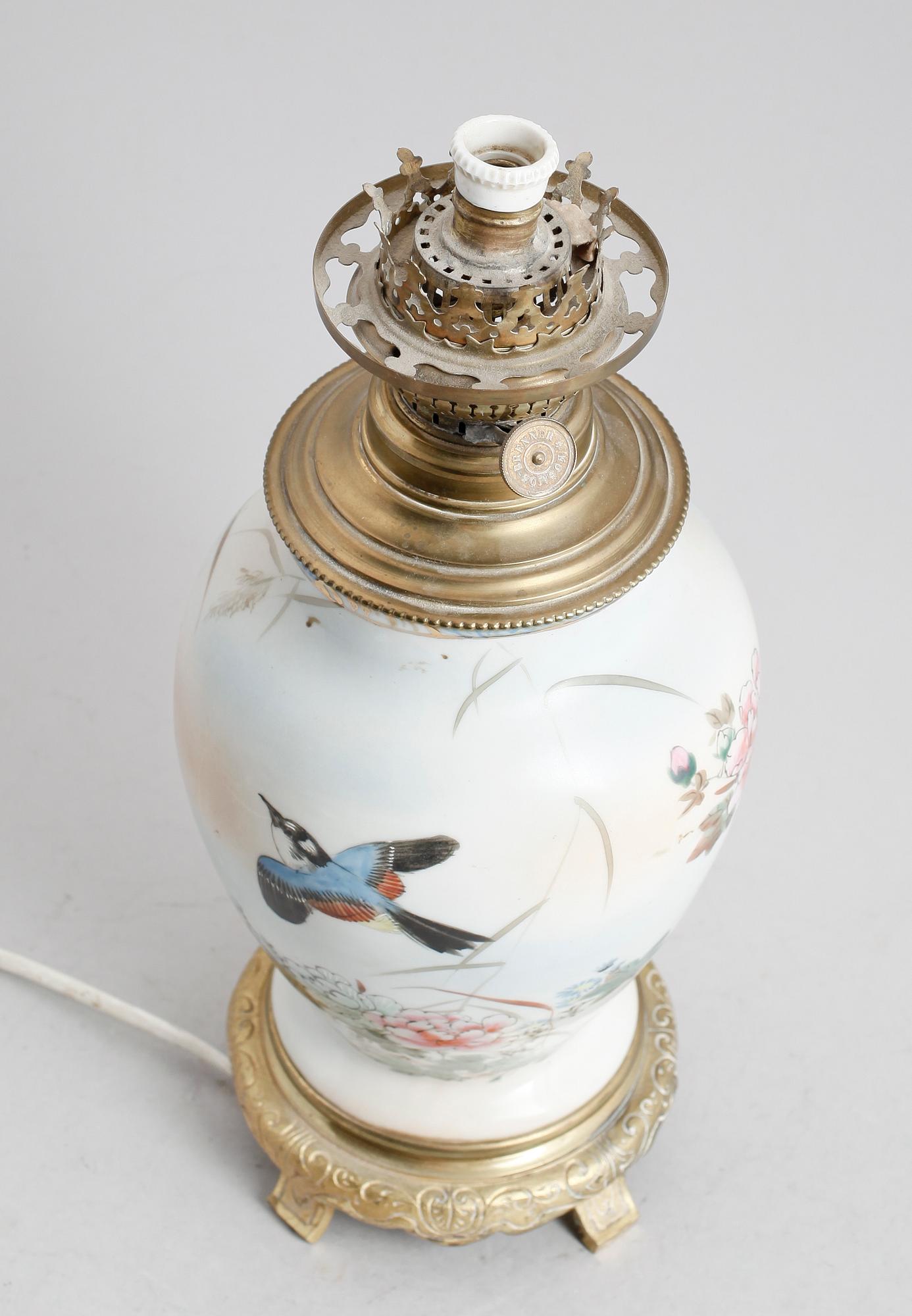 BORDSLAMPA, porslin, 1900-talets första hälft.
