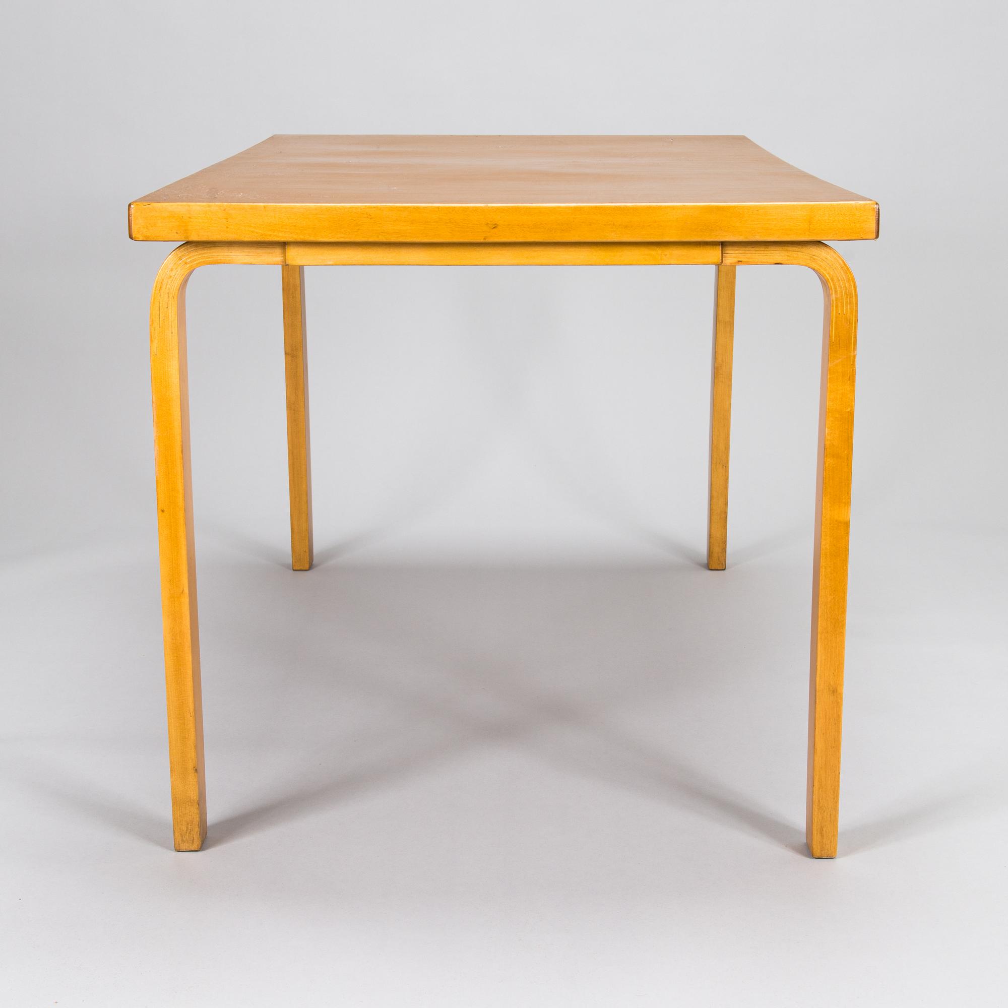 Alvar Aalto, pöytä, malli 82 ja jakkaroita, 6 kpl, malli 66, O.Y. Huonekalu-ja Rakennustyötehdas A.B. 1950-luku.