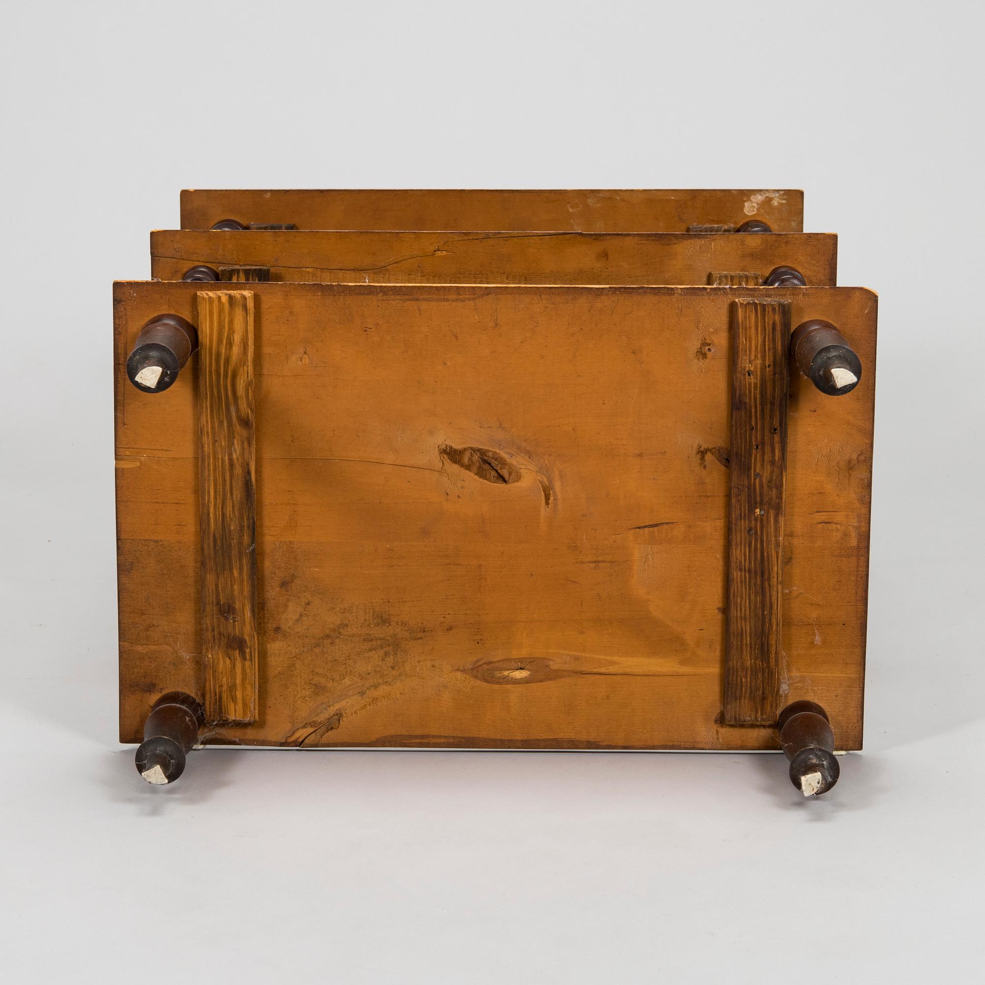 A late 19th-century Étagère.
