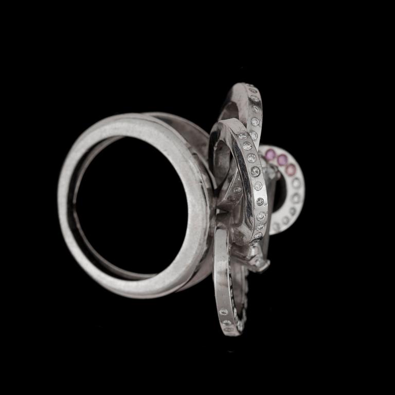 RING, smaragdslipad diamant, 2.07 ct, samt vita och rosa briljantslipade diamanter, tot. ca 1.70 ct.