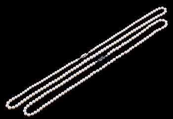 PÄRLCOLLIER, 2 st med silverlås.