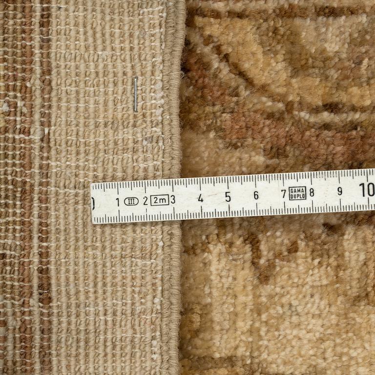 A Ziegler design carpet, around 300 x 245 cm.