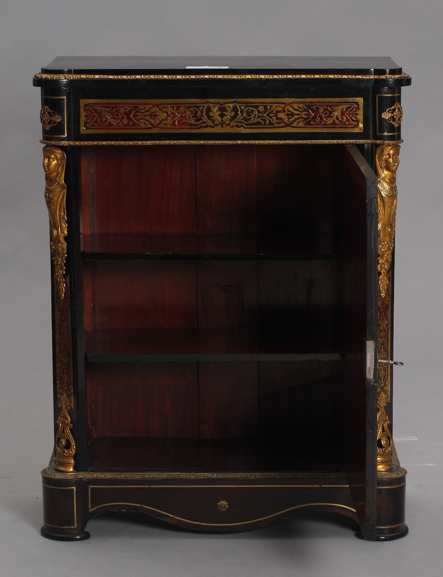 SKÅP, Louis XVI-stil, omkring 1900.