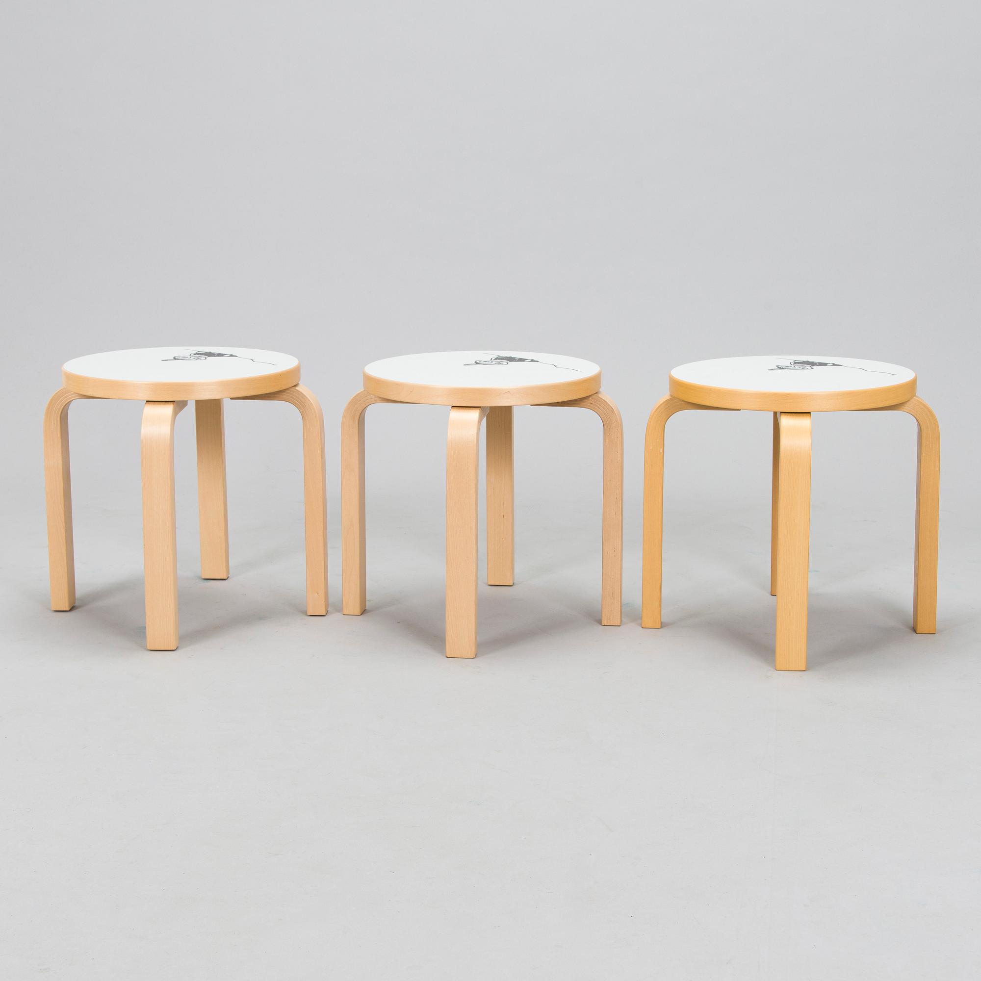 Alvar Aalto, Lastenkaluste, 3 osaa,  pöytä ja jakkaroita 3 kpl, yhteistyö Moomin Characters 2013.