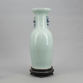 GOLVVAS, porslin, Kina, 1900-talets första hälft.