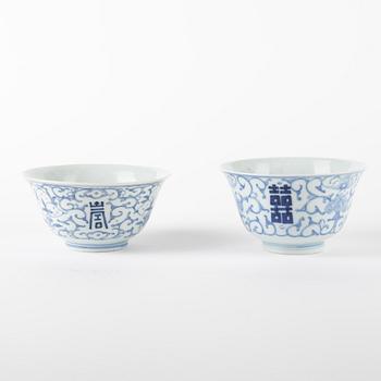 Two blue and white bowls, late Qing dynasty, circa 1900.