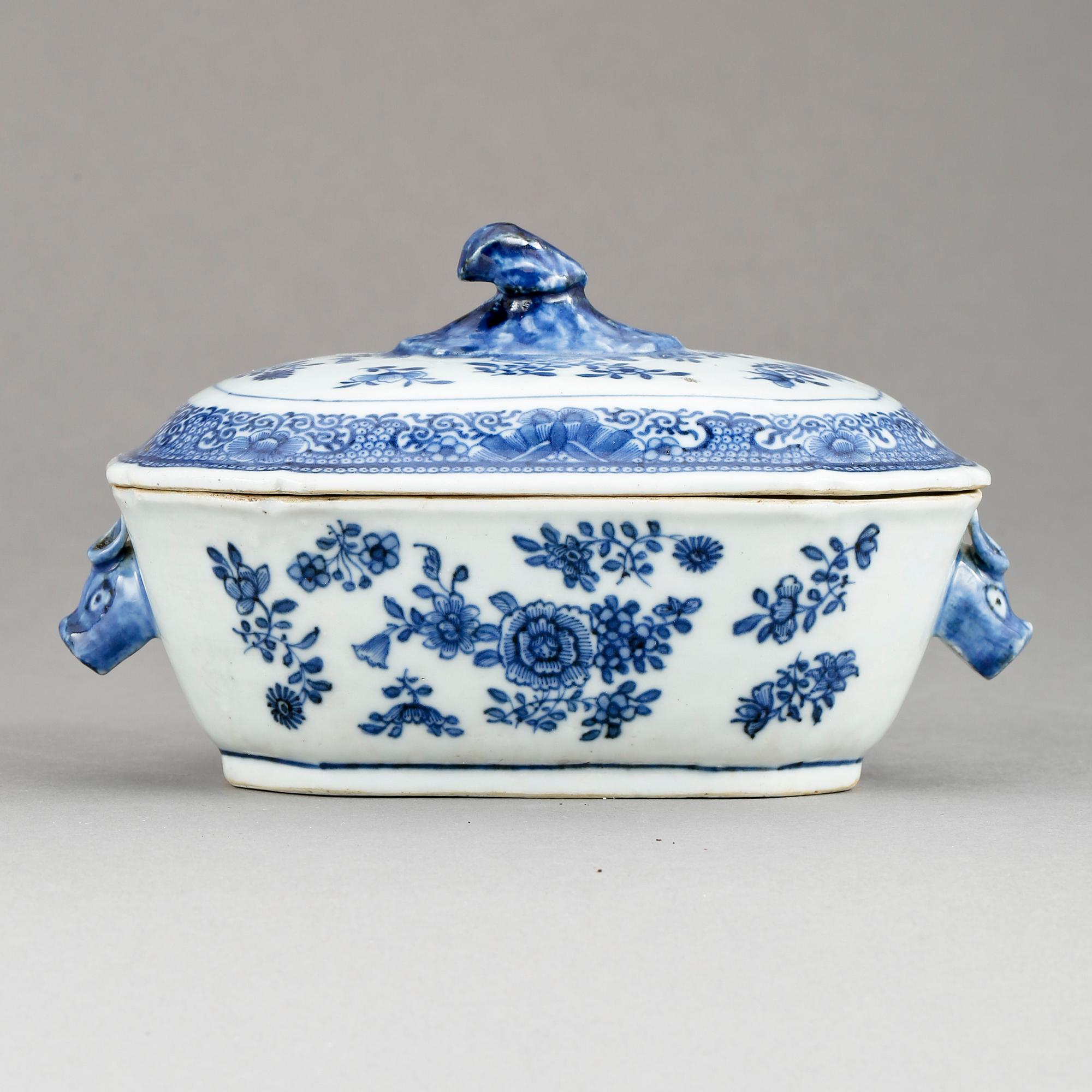 TERRIN samt KOPP med FAT, porslin, Qingdynastin, Kina, Qianlong (1736-95).