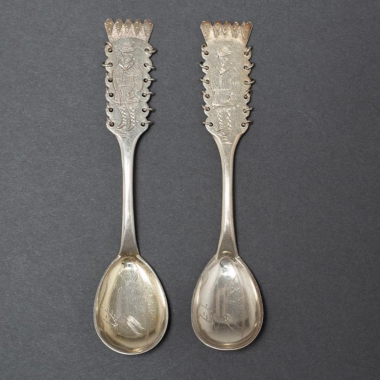 A SILVER CAKE KNIFE AND 12 COFFEE SPOONS, samian, second half of the 20th century.