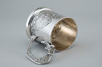 TEGLASHÅLLARE, 84 silver Mihail Tarasov Moskva 1908-17. Höjd 12 cm, vikt 176 g.