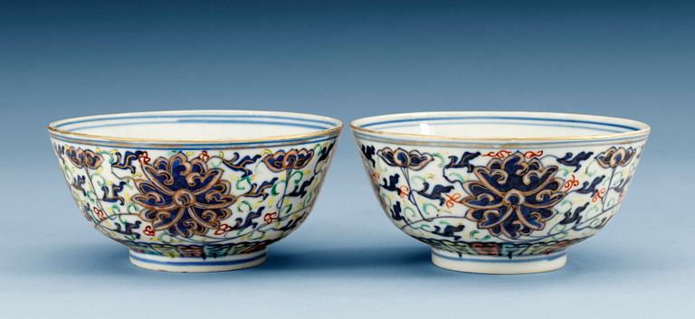 A pair of bowls, Qing dynasty with Guangxus six character mark and period (1875-1908). (2).