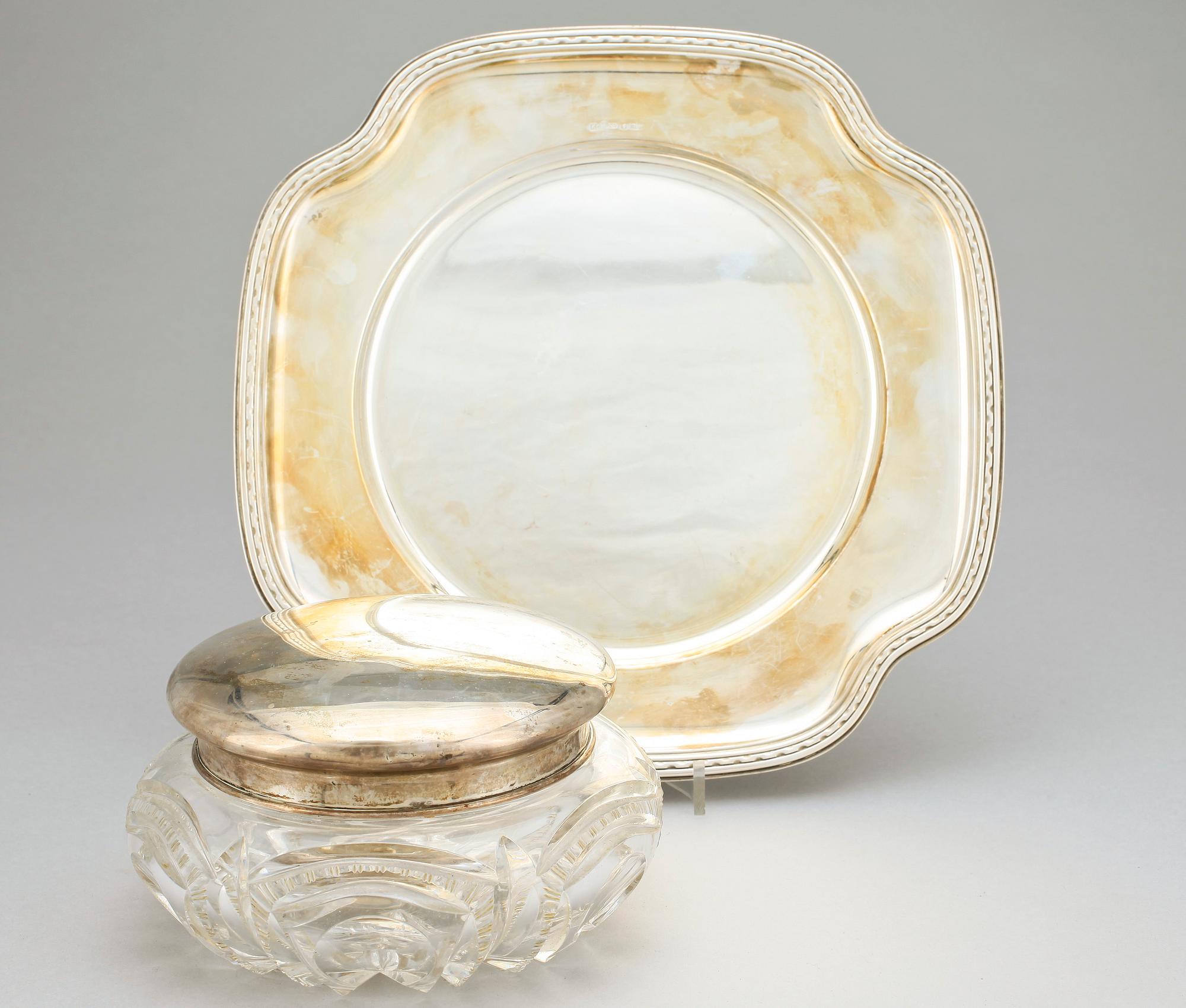 DOSA SAMT FAT, glas resp silver samt låghaltigtsilver, bla GAB, Stockholm, 1900-tal. Total silvervikt 481 g.
