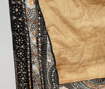 DRAPERI, ull samt silke, Östeuropa, tidigt 1900-tal. Ca 265x121.