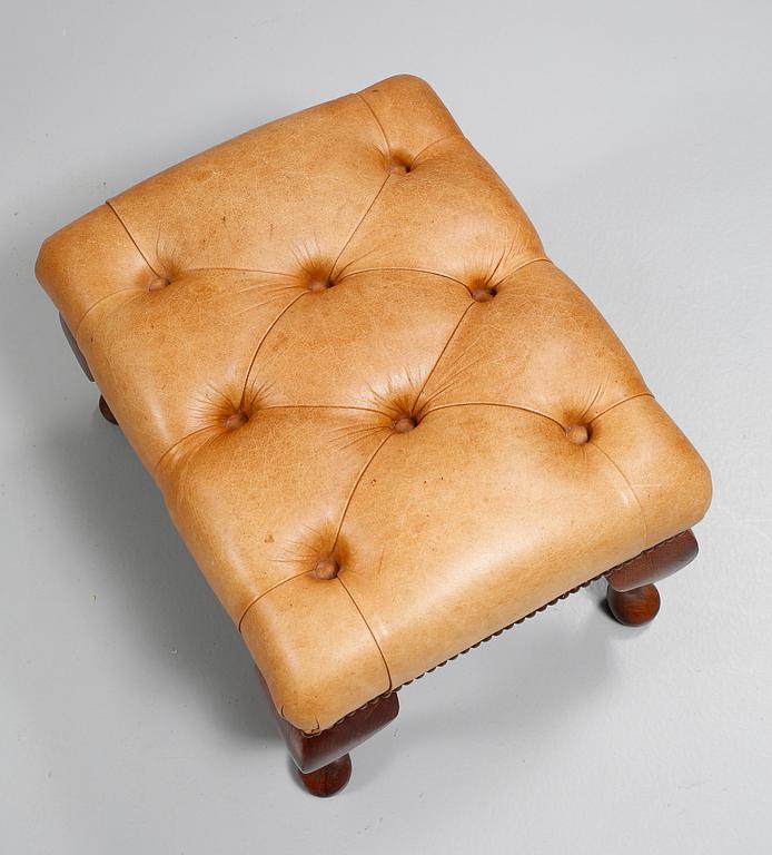 FÅTÖLJ MED FOTPALL, Engelsk stil, 2000-tal.