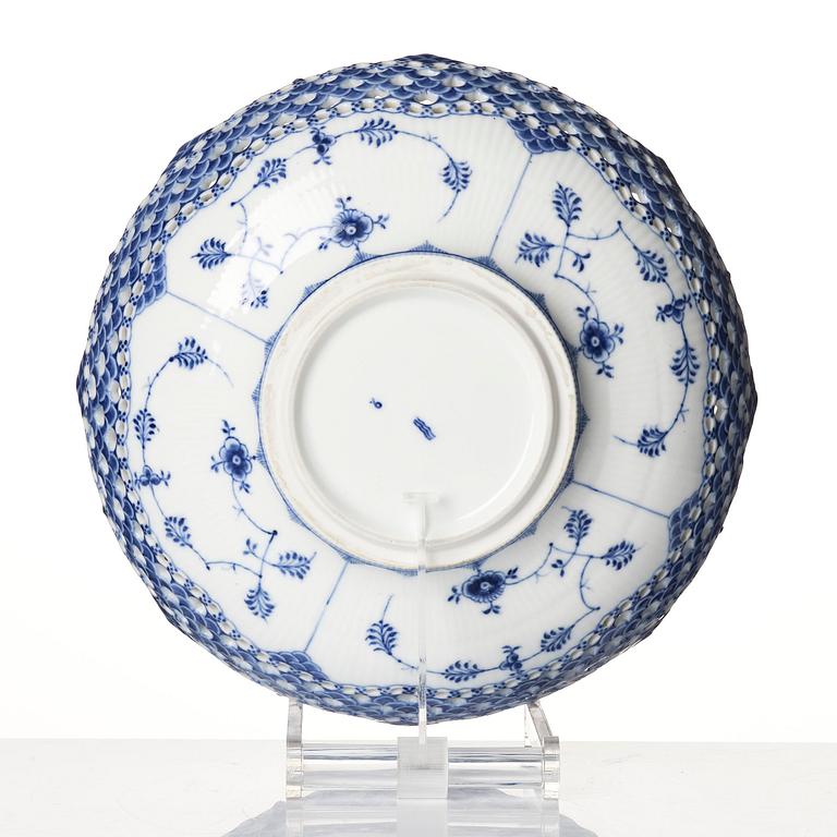 Fruktskål, porslin. Royal Copenhagen, "Musselmalet helblond", Danmark, sent 1800-tal.