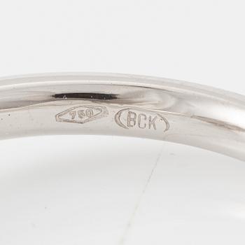 Ring 18K vitguld med briljantslipade diamanter.