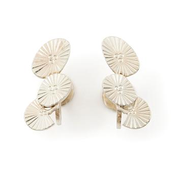 509. Wiwen Nilsson, a pair of earrings, silver, in the form of flowers, Lund 1952 and 1953.