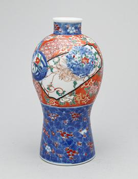 URNA, cloisonne, Japan samt VAS, porslin, Kina, 1900-tal.