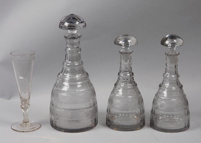 KARAFFER 3st samt CHAMPAGNEGLAS 1900 resp 1800-tal.