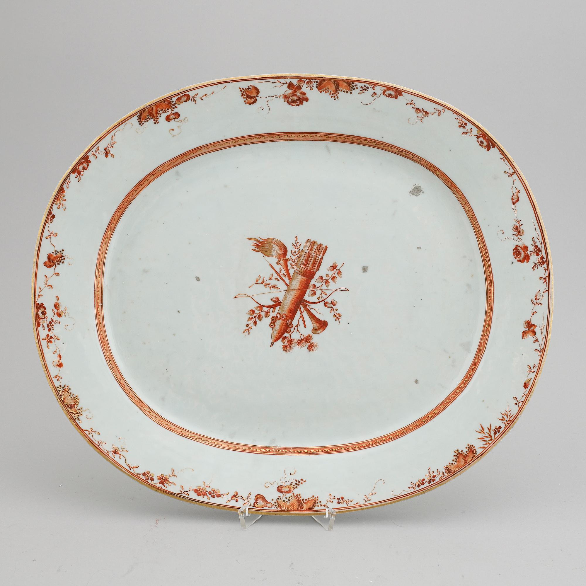A serving dish, Qing dynasty, Qianlong (1736-95).