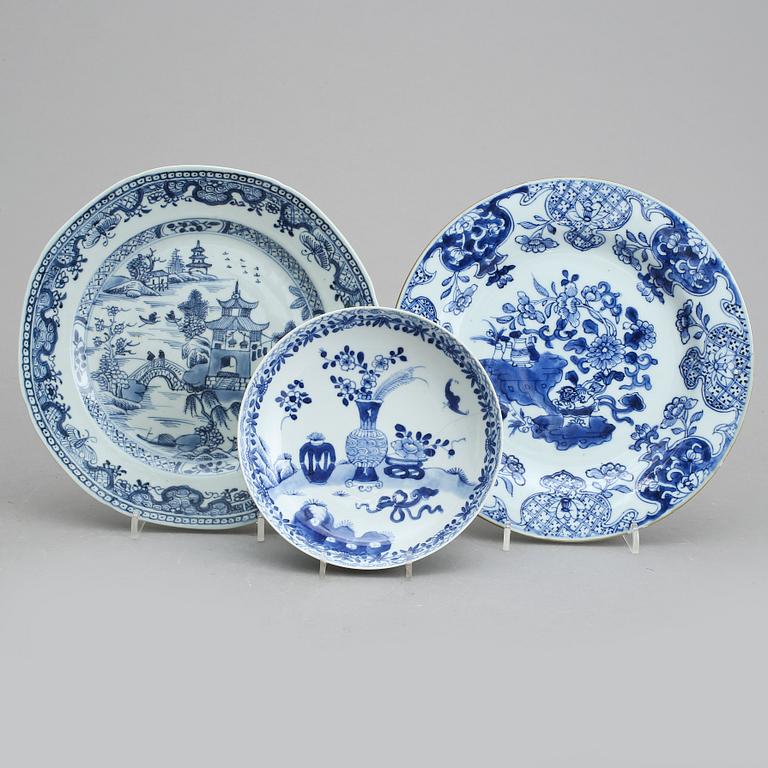 TALLRIKAR 2 st, SAMT SKÅLFAT, porslin, Qianlong, Kina 1700-tal.