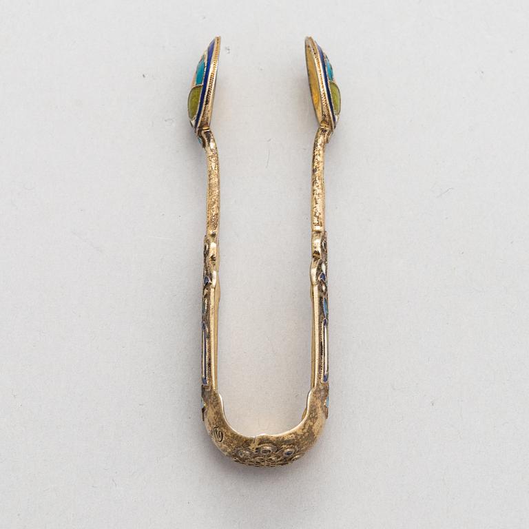 Sokeripihdin, kullattua hopeaa, cloisonné-emaloitu, Moskova 1900-luvun alku.