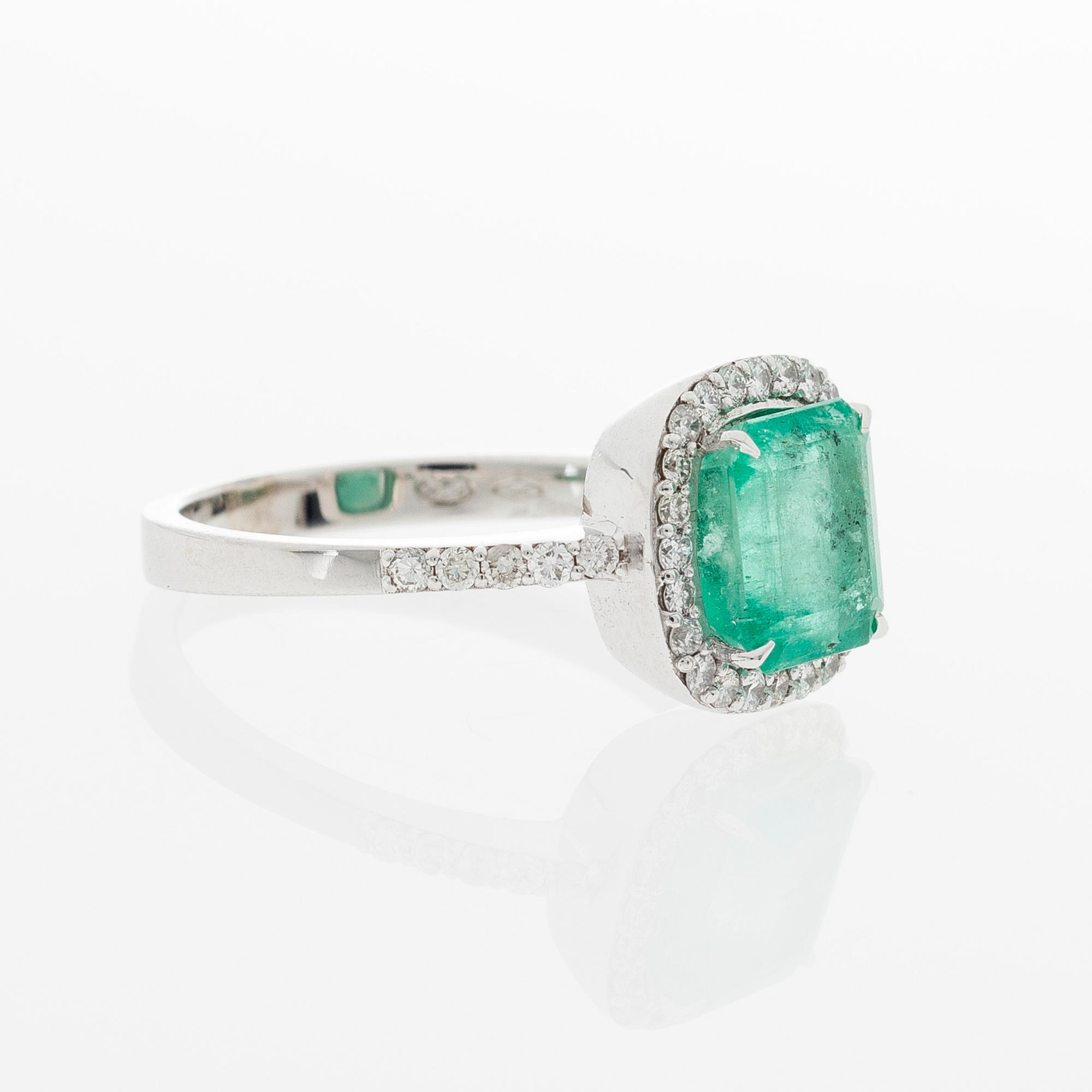 A RING, facetted emerald, brilliant cut diamonds, 14K white gold.