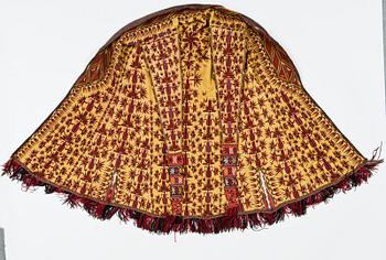 KVINNOROCK (Chyrpy), siden. Höjd 96 cm. Tekke, Turkmenistan 1800-tal.
