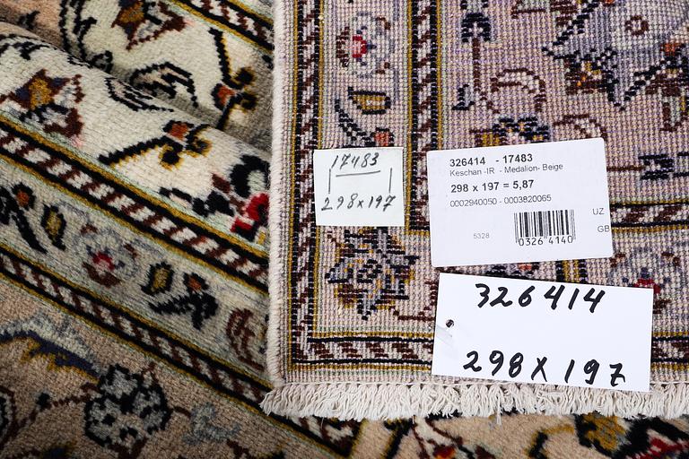 A carpet, Kashan, ca 298 x 197 cm.