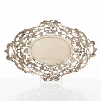 Brödkorgar, 2 st, samt servettringar, 3 st, silver, 1800-1900-tal.