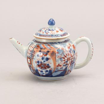 A Chinese porcelain teapot with cover, Qing dynasty, Qianlong (1736-95).