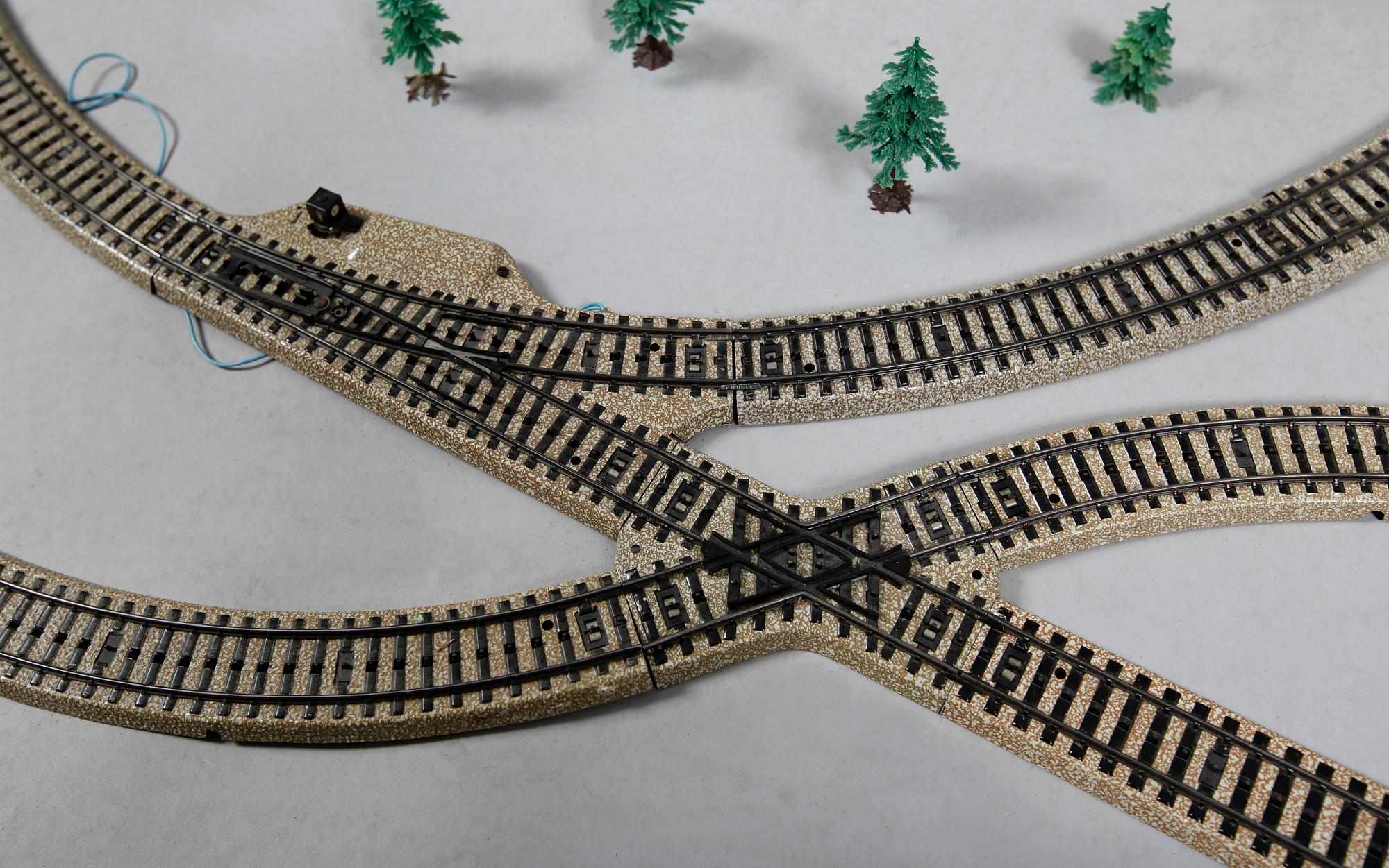 SAMLING TÅGRÄLS SAMT BYGGNADER, bl a Märklin.