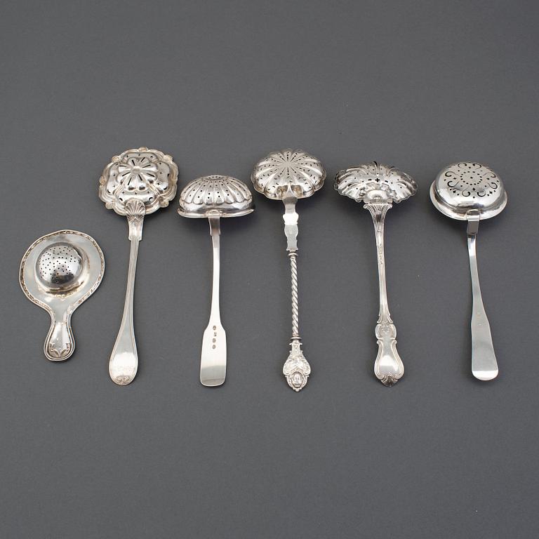 A lot of five silver sprinkle spoons ans a strainer, including IA Hamrin, Sundsvall, 1862.