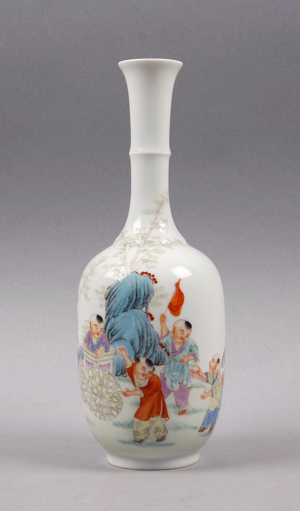 VAS, porslin, Kina. 1900-talets första hälft.