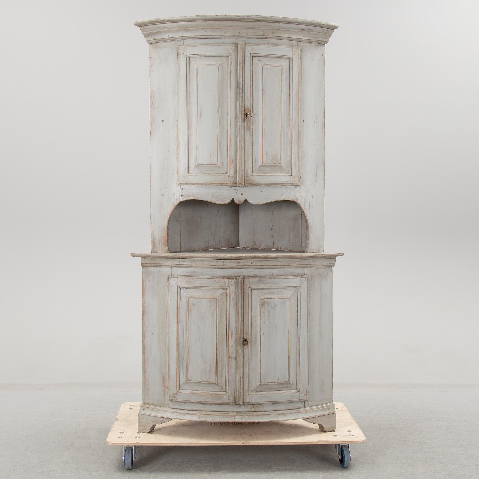 HÖRNSKÅP, 1800-talets första hälft.