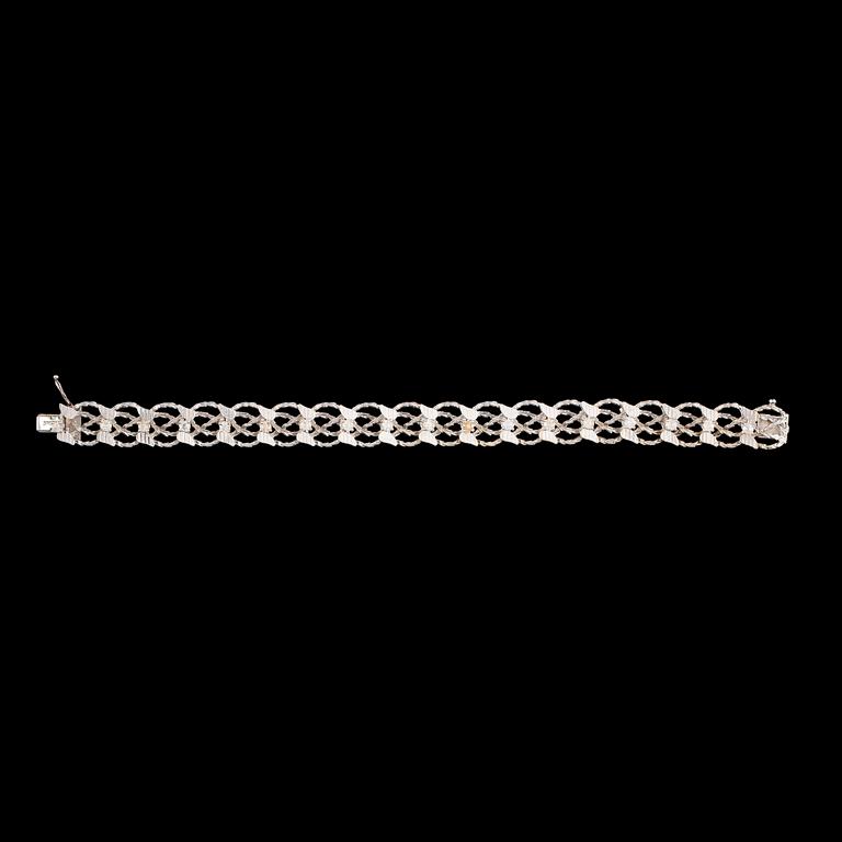 ARMBAND, 18k vitguld med 18 briljantslipade diamanter, tot ca 1,26 ct, Italien. Vikt ca 29,5 gram.