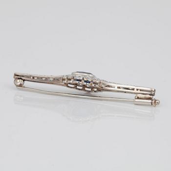 BROSCH med briljantslipade diamanter samt safir.