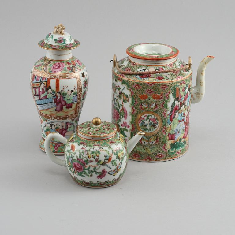 LOCKURNA samt TEKANNOR, 2 st, porslin, Kanton, Kina, omkring sekelskiftet 1900.