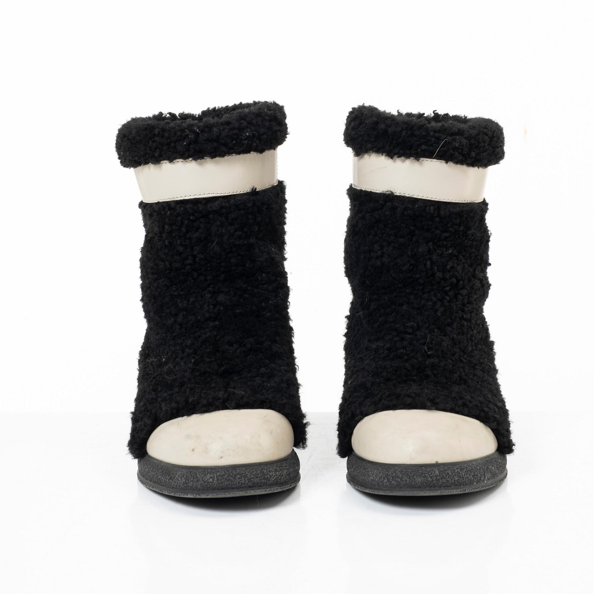 Chanel, "Coco Neige Shearling Boots", storlek 37.